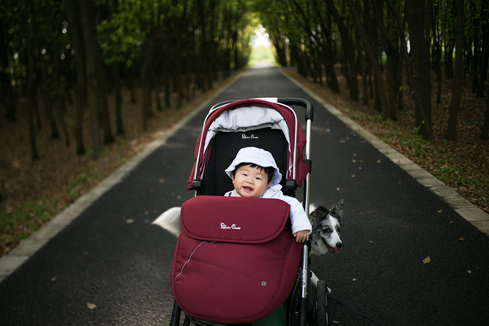 Kind im Kinderwagen